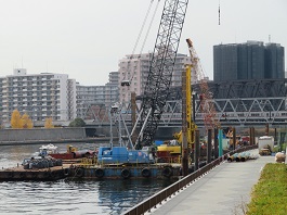 隅田川で台船上施工を今回実施しました。